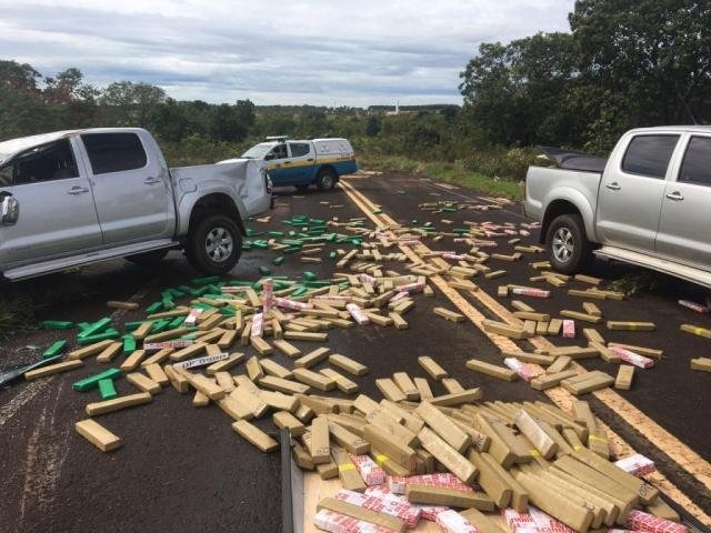 Caminhonete capota e espalha maconha na BR-060 após perseguição policial Foto: PRE/Divulgação