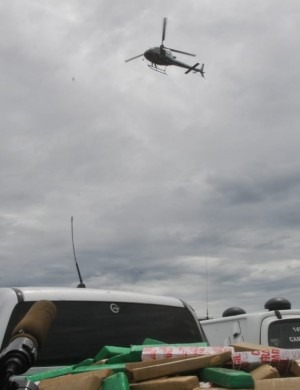 Caminhonete capota e espalha maconha na BR-060 após perseguição policial Caminhonete capota e espalha maconha na BR-060 após perseguição policial