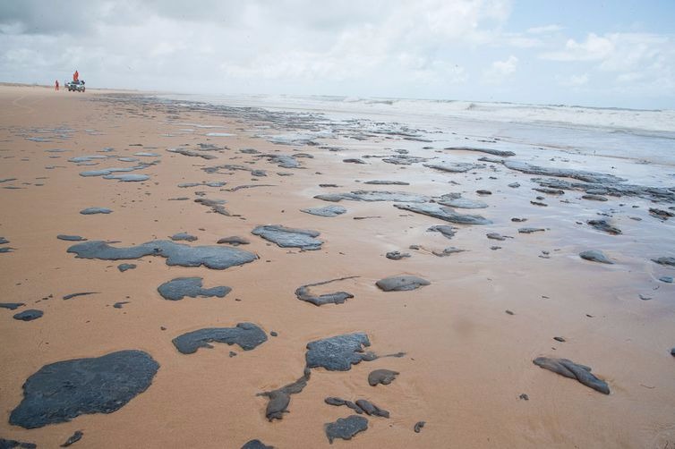 Ibama e Marinha dizem que ineditismo afeta contenção de óleo em praias Manchas de óleo atingem o litoral do Sergipe e de outros estados do Nordeste (Adema/Governo de Sergipe)