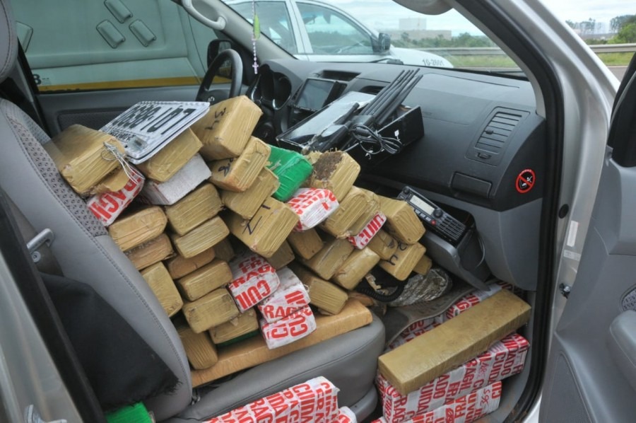 Caminhonete capota e espalha maconha na BR-060 após perseguição policial Caminhonete capota e espalha maconha na BR-060 após perseguição policial