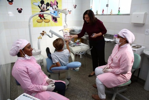 “Tijolos com amor à criança” marcam PAI em Dourados, afirma Délia Razuk Prefeita Délia realiza sonho e entrega Policlínica Infantil já atendendo a população
Autoridades, pacientes e familiares do homenageado acompanharam a inauguração da PAI – A. Frota
