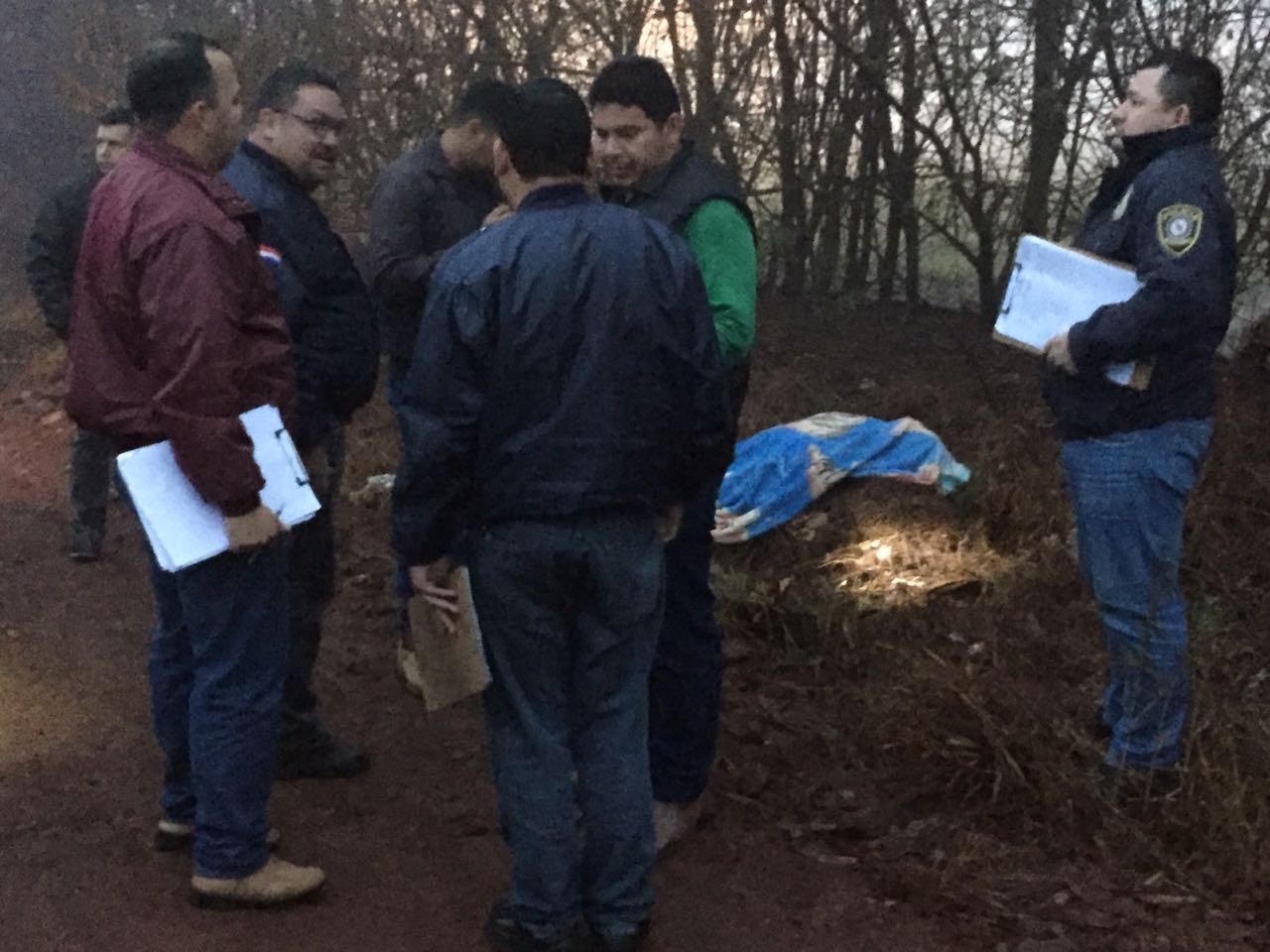 Investigadores da Divisão de Homicídios no local do crime. Porã News