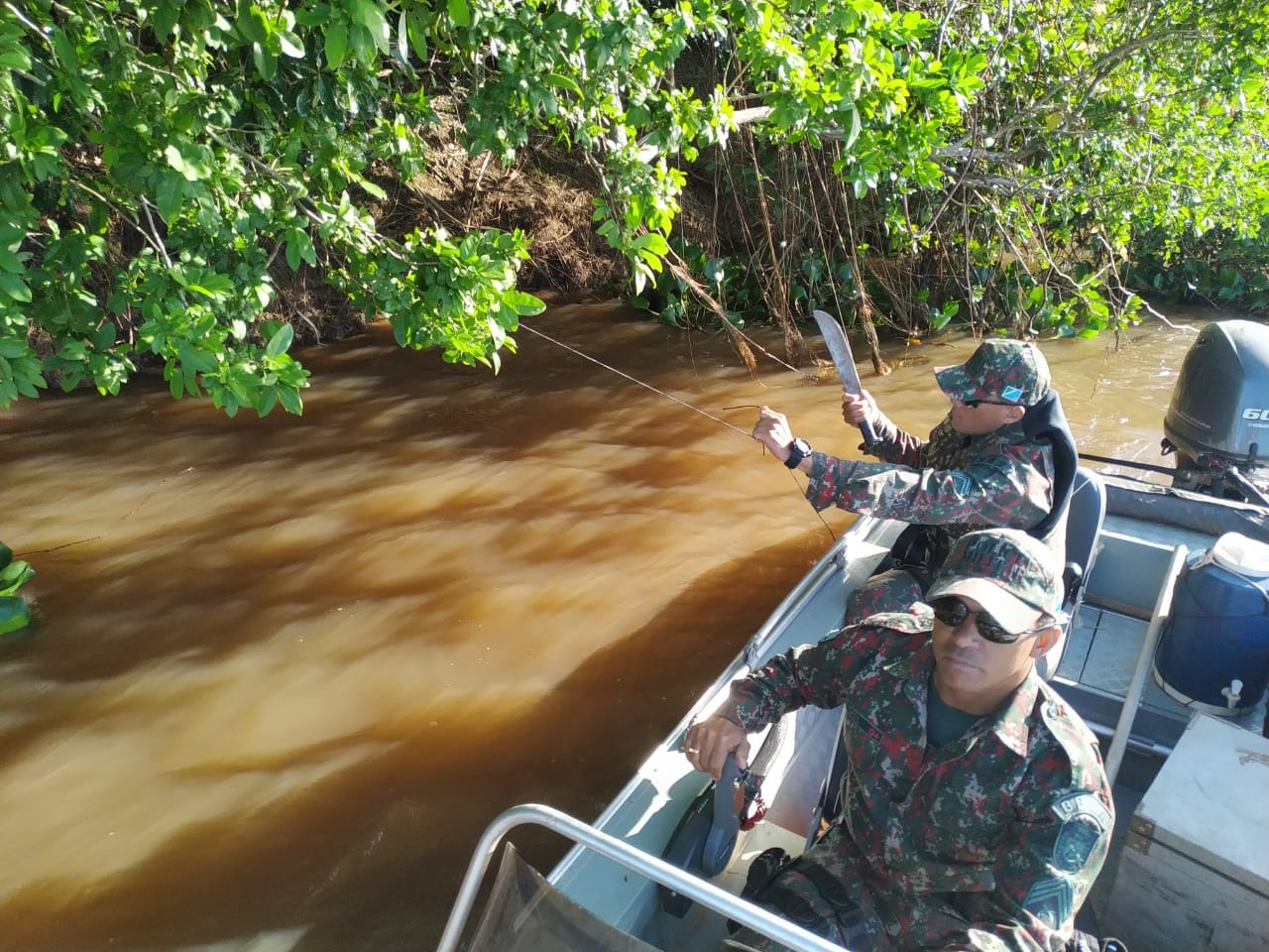 PMA retira diversos petrechos proibidos no rios do Parque Estadual do Ivinhema Nenhum pescador foi localizado.
