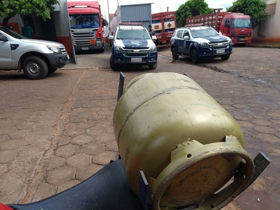 Agentes em uma revenda de gás em Nova Andradina. Acácio Gomes / Nova News