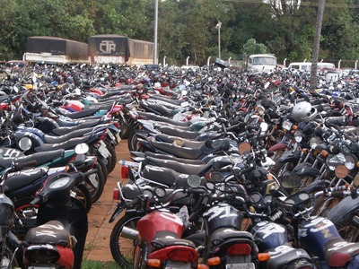 Donos de 2,6 mil veículos apreendidos em MS têm 30 dias para regularizem documentação antes de leilão Pátio do Detran/MS em Campo Grande está sempre lotado com veículos apreendidos e recolhidos; proprietários notificados terão 30 para regularizarem a situação antes de leilão (Foto: Arquivo/Ana Letícia Gaúna/Detran-MS)