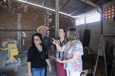 Daniela cobra 2º conselho tutelar de Dourados Vereadora Daniela verifica projeto de reforma do prédio onde funcionará o 2º Conselho Tutelar de Dourados(Foto: Eder Gonçalves)