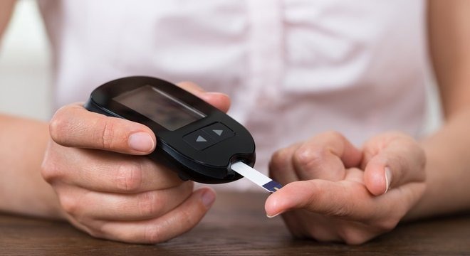 Diabético usa cerca de 200 fitas por mês para fazer testes de glicemia. Getty Images