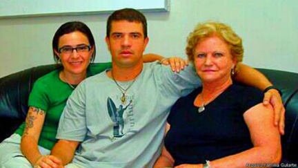 A família de Rodrigo tenta sua transferência da prisão para um hospital psiquiátrico