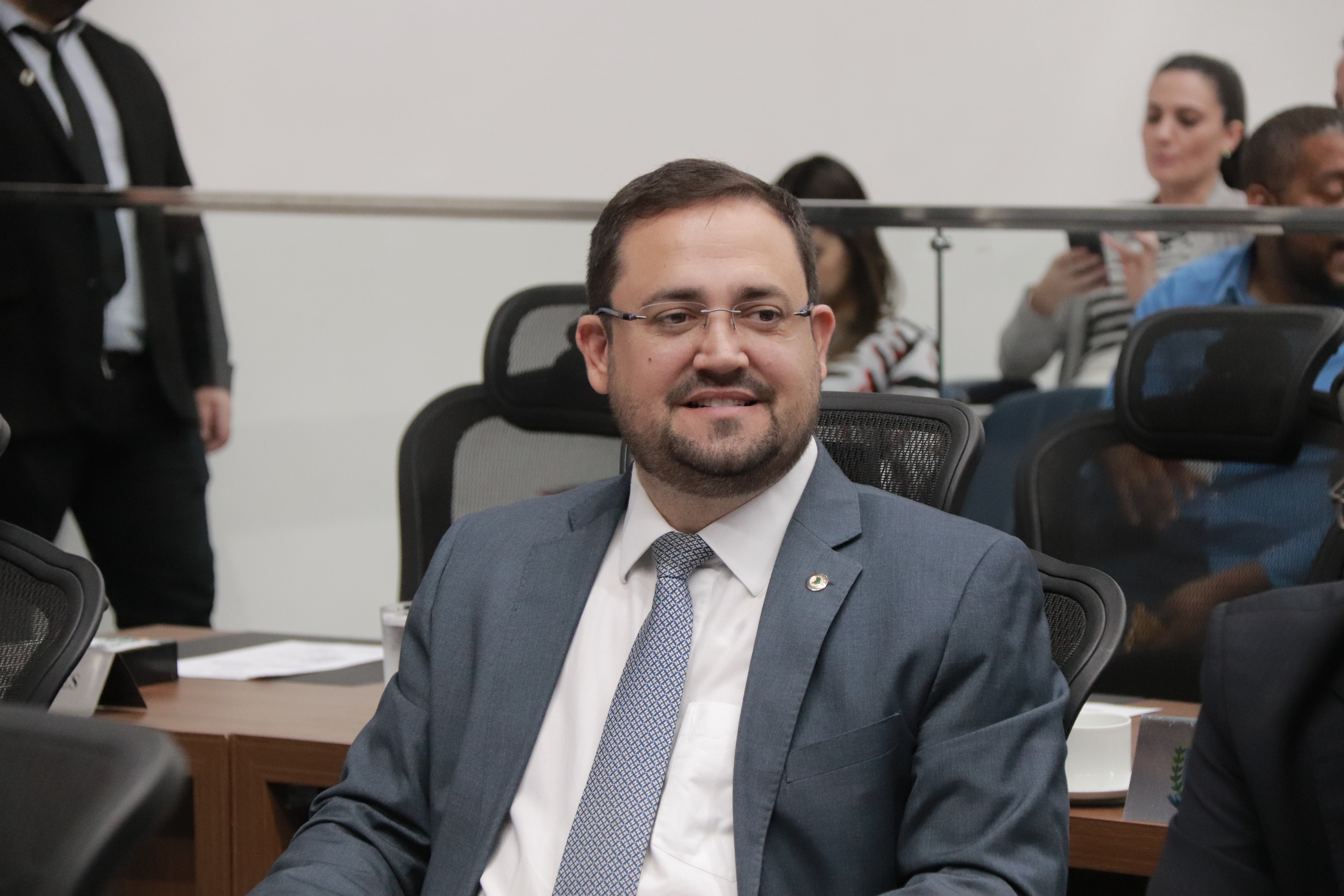 Projeto para dar passagens gratuitas às pessoas em tratamento de saúde é aprovado Projeto foi presentado pelo Deputado Marcio Fernandes - Divulgação