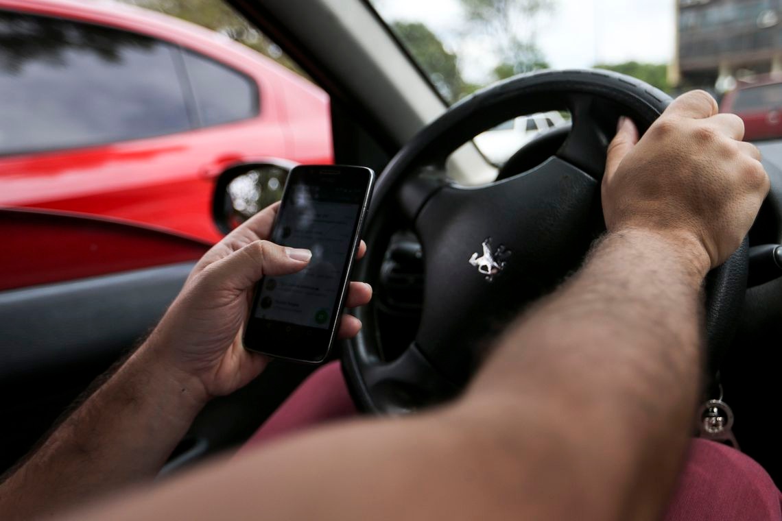 Um em cada cinco brasileiros usa o celular enquanto dirige Foto: Agência Brasil