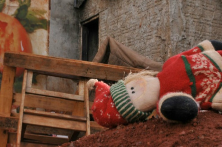 Jardineiro é preso por estuprar e usar menina de 8 anos para pedir esmolas Barraco onde menina era estuprada por jardineiro, segundo a polícia (Foto: Alcides Neto)