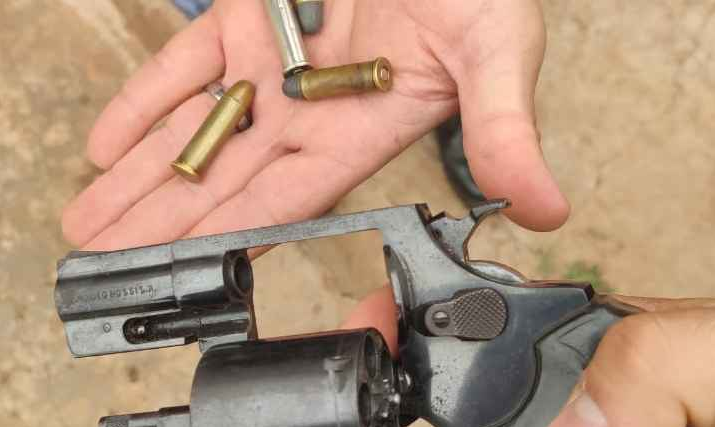 Guarda prende homem por quebrar maxilar de esposa e ameaçá-la com revólver Arma utilizada para ameaçar a vítima - Divulgação