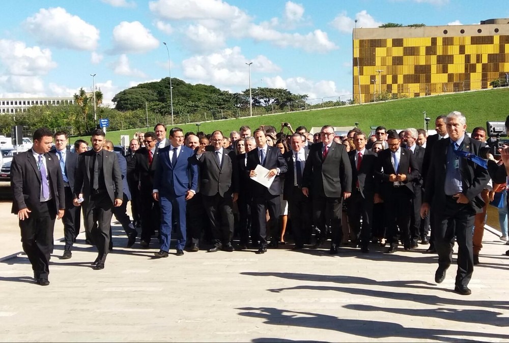 OAB entrega à Câmara pedido de impeachment de Temer Representantes da OAB chegam à Câmara para entregar pedido de impeachment de Michel Temer (Foto: Bernardo Caram)