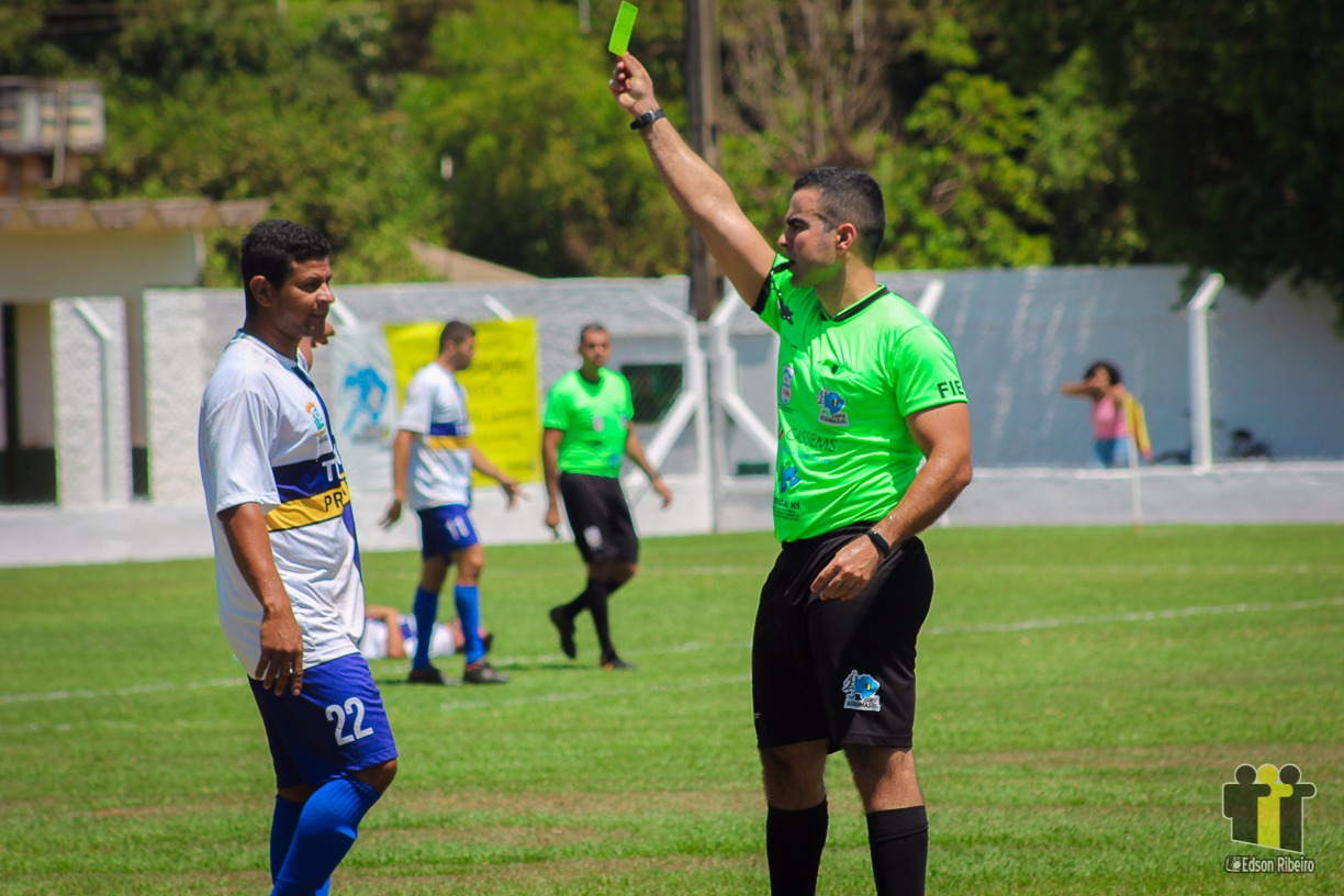 Três Lagoas abre no sábado a quarta fase da Copa Assomasul de futebol Árbitro da cartão para jogador durante rodada em Batayporã
Foto: Edson Ribeiro