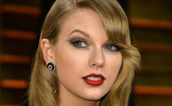 Maquiagem certa para cada idade: saiba como contornar e evitar as linhas de expressão Taylor Swift, 25 anos (Foto: Getty Images)