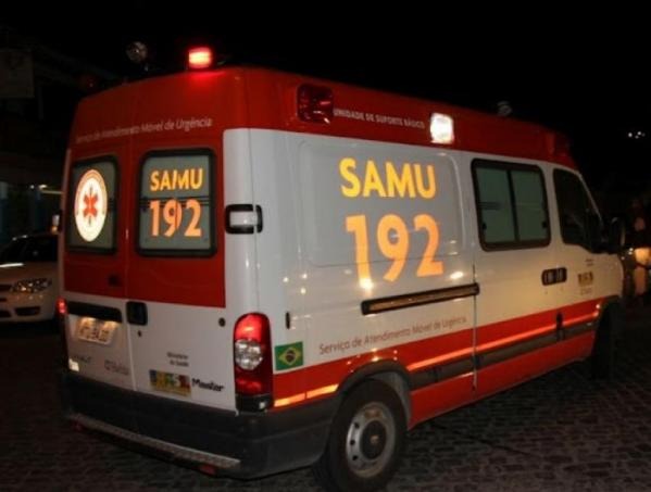Samu socorre homem com faca cravada nas costas Samu levou a vítima para Santa Casa. Ilustrativa
