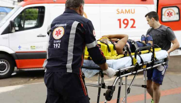 Condutor não respeita a placa de PARE e atropela dupla em moto na Capital (Foto: Leonardo de França, Midiamax)
