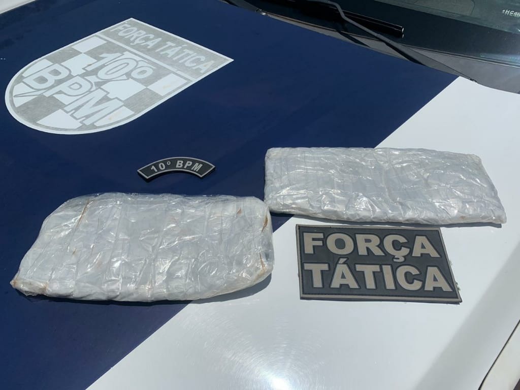 Mulher é flagrada em ponto de ônibus com droga amarrada no corpo Divulgação