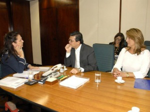 Em Brasília, Olarte pede recurso para dois projetos para agricultura Prefeito e a primeira-dama em reunião com a ministra da Agricultura, Kátia Abreu (Divulgação)