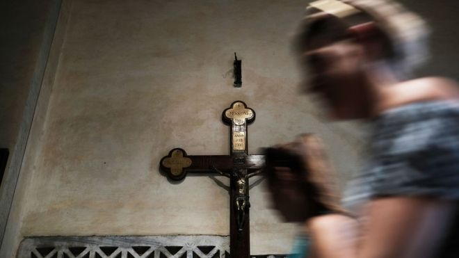 Mulher reza na Basílica de Santa Maria, em Roma; disputa entre alas da Igreja Católica extrapolou corredores do Vaticano para ser travada em público. Getty images