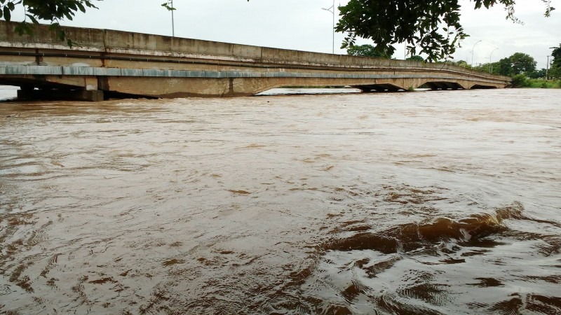 Rio Taquari atinge nível de emergência em Coxim Ponte sobre o Rio Taquari em Coxim. Foto: EMS