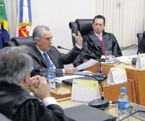 Azambuja desafia JBS a provar propina em troca de incentivos Azambuja participa da reunião do colégio de conselheiros do MPE para falar das denúncias da JBS - Álvaro Rezende
