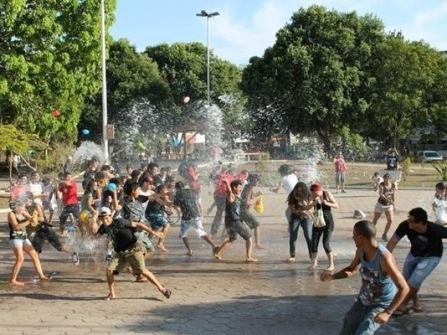Tradicional 'guerra d’água" acontece neste domingo e terça-feira em Ponta Porã Brincadeira é tradicional na região de fronteira. Carol Correia/Ponta Porã Informa