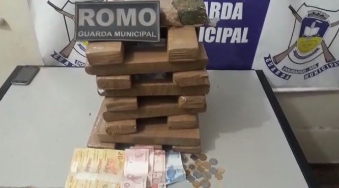 Guarda Municipal prende jovem de 19 ano com maconha em terminal rodoviário Guarda Municipal prende jovem de 19 ano com maconha em terminal rodoviário