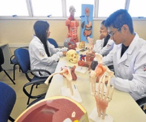 Curso de Medicina da UEMS ainda funciona de forma precária Objetos que simulam corpo humano estão em uso, mas laboratório de análises encontra-se vazio - Álvaro Rezende