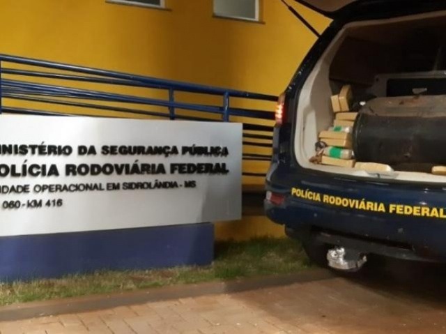 PRF prende motorista de carreta com 87 quilos de cocaína na BR-060 Tabletes de cocaína já carregados na viatura da PRF. Divulgação/PRF