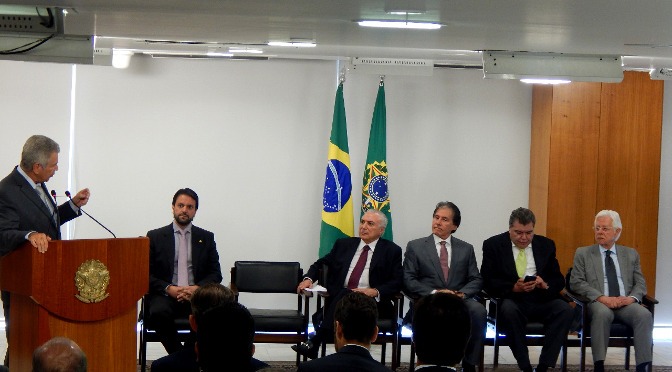 Diretor-presidente da Sanesul, Luiz Rocha, e representantes de empresas de outros Estados participaram da cerimônia com a presidência e o Ministério das Cidades