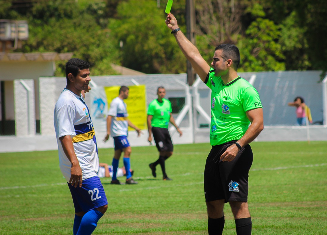 Árbitro da cartão para jogador durante rodada em Batayporã. Edson Ribeiro