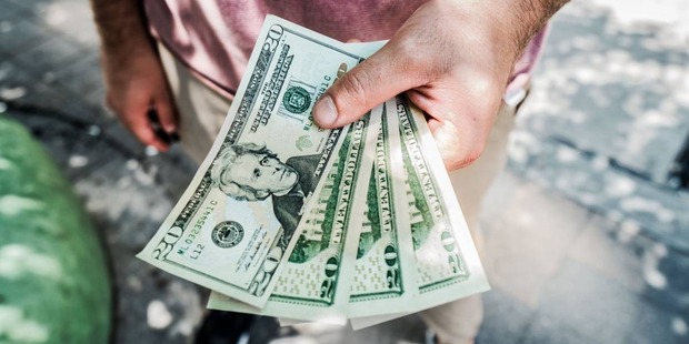 Dólar opera em queda e é negociado abaixo de R$ 4,15