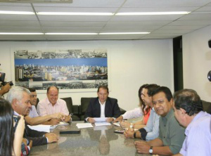 Diretor do Detran se reúne com deputados para tratar de vistoria Deputados estaduais de MS, reunidos com o diretor do Detran par discutirem a a taxa de vistoria veicular - Foto: Divulgação