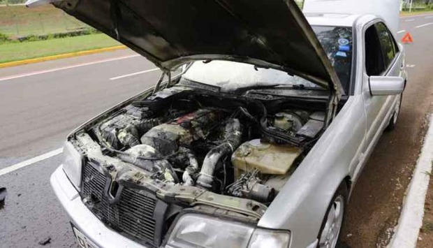 Mercedes é destruída por fogo no Parque dos Poderes (Henrique Arakaki/Midiamax)