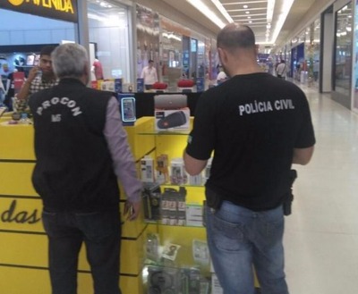 Momento em que polícia e Procon fiscalizam o quiosque (Foto: Direto das Ruas)
