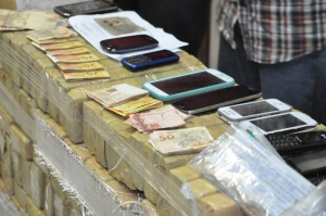 Quadrilha presa em confronto com morte tinha nove integrantes Foram apreendidos 380 kg de maconha, R$ 1,5 mil e celulares (Foto: Marcelo Calazans)