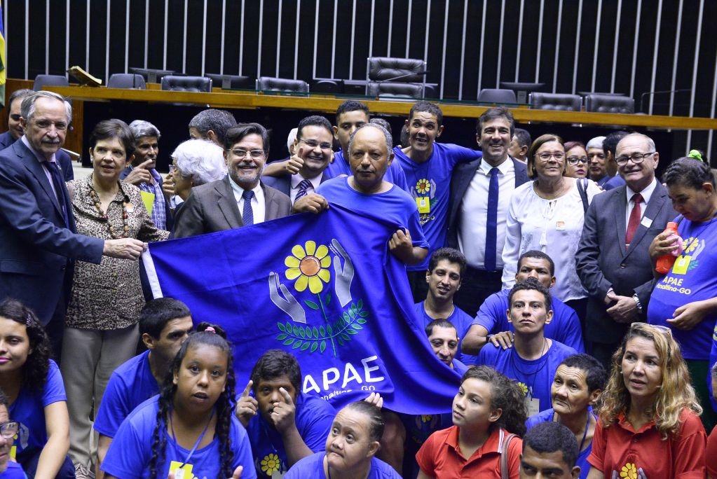 Alunos de diversas APAEs da região estiveram presentes na sessão solene. Cláudio Basílio/PSD