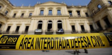 Manifestantes dizem que há desprezo com a ciência em protesto no museu