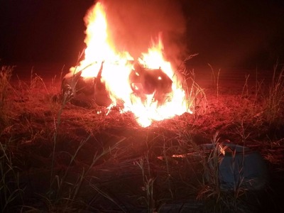 Após fuga, traficantes ateiam fogo em carro com droga Traficantes atearam fogo em veículo carregado com maconha - Foto: Divulgação/PRF