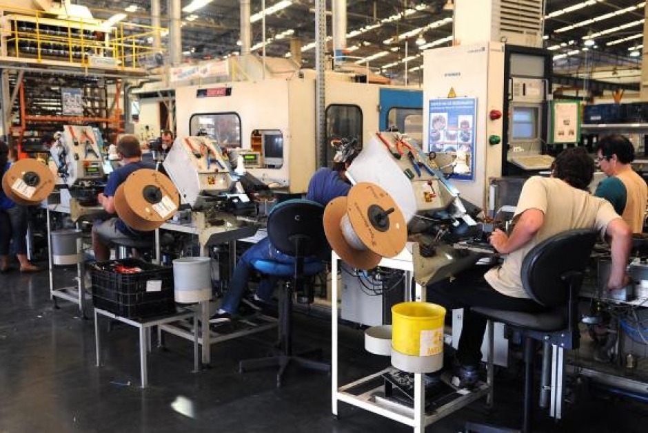 Faturamento diminui 3,8% e emprego na indústria cai 1,3%