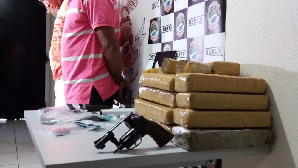 Polícia prende família que fazia distribuição de drogas em Campo Grande Três suspeitos da mesma família, com a droga, a arma e as munições encontradas na ação (Foto: Anderson Viegas/G1 MS)