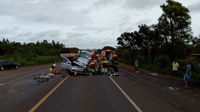 Colisão entre ônibus e carro foi provocada por ultrapassagem em local proibido A Polícia Rodoviária Federal (PRF) acredita que o acidente entre ônibus e Fiat Palio ocorrido na manhã desta terça-feira, na BR-163, em Campo Grande, tenha sido causado por tentativa de ultrapassagem em local proibido por parte do condutor do carro. A perícia técnica da Polícia Civil vai apurar o caso.
Ao todo, quatro pessoas ficaram feridas, entre elas o condutor do automóvel, identificado como Ademir Cabral Borges, de 64 anos, que ficou preso entre as ferranges. Socorristas do Corpo de Bombeiros e da concessionária CCR MS Via levaram aproximadamente 40 minutos para retirá-lo, em razão da complexidade do resgate.
Conforme relatado, o ônibus com 35 passageiros seguia para Anhanduí, distrito de Campo Grande, quando houve a colisão com o Palio quase em frente à uma distribuidora de materiais de construção. Testemunhas informaram que o veículo invadiu a pista contrária repententinamente, e que a batida só não foi pior porque o ônibus estava em baixa velocidade, parando em um ponto às margens da rodovia.
Além de Ademir, também estavam no carro o sobrinho Márcio Borges Gomes, de 36 anos, e Luiz Roberto da Silva, 62, e Rosa Helena Borges, 53, pais de Márcio. Conforme o segundo-tenente do Corpo de Bombeiros Henrique Manoel Falcão, o caso mais delicado foi o de Ademir, socorrido com suspeita de fraturas nos pernas, principalmente no fêmur. As demais vítimas tiveram lesões superficiais. A família é do Mato Grosso e voltava para a casa depois de passar a virada do ano em Dourados.
No ônibus, ninguém se feriu, mas duas idosas caíram dentro do veículo em razão do impacto, e uma delas teve queda da pressão arterial. Todas as vítimas foram encaminhadas para a Unidade de Pronto Atendimento (UPA) do Bairro Universitário.