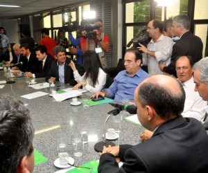 Governador reunido com deputados. - Valdenir Rezende