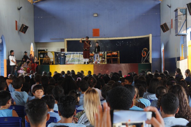 Top Circo encerra projeto com duas apresentações em escola