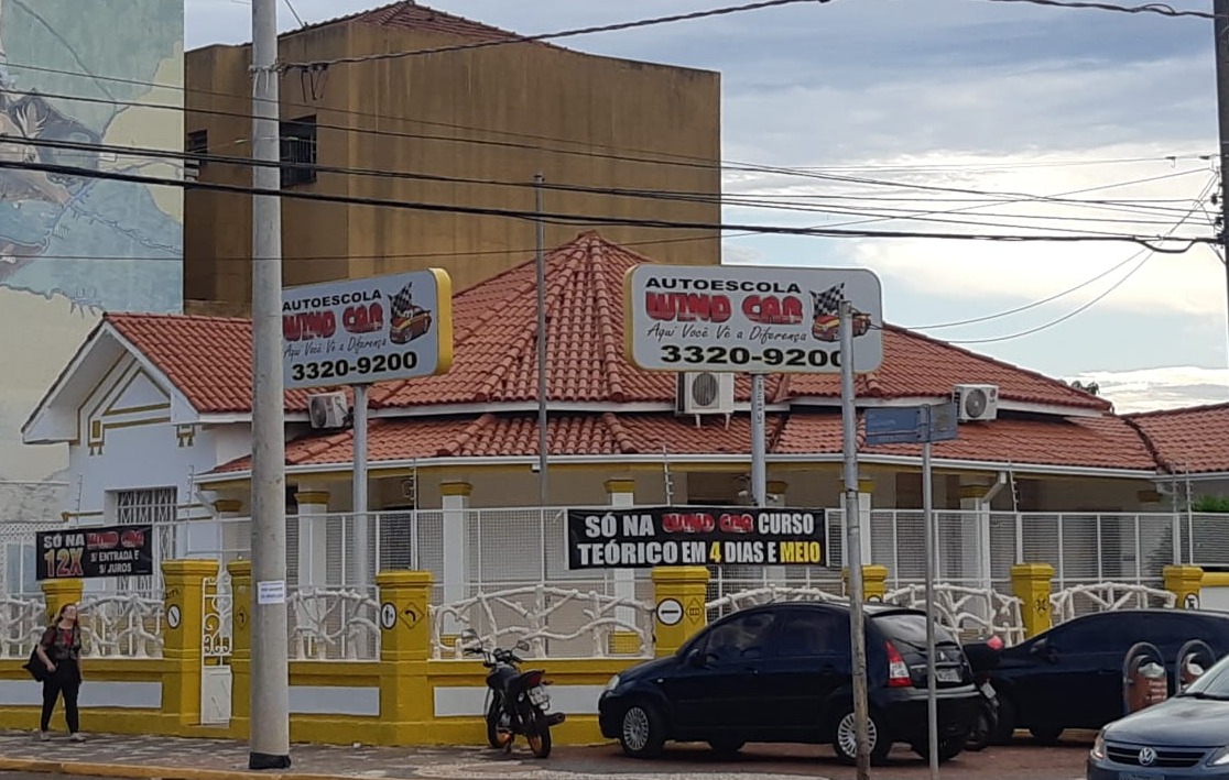 Na Avenida Calógeras esquina com a Rua Barão do Rio Branco.