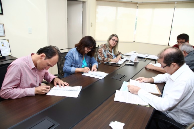 Prefeita Délia Razuk e os gerentes José Zani e Paula Schwind assinaram contratos na manhã desta terça, no Gabinete - Foto: A. Frota