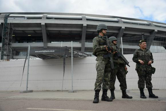 Militares no entorno do Estádio do Maracanã simulam garantia de segurança na abertura dos Jogos Rio 2016  Fernando Frazão/Agência Brasil