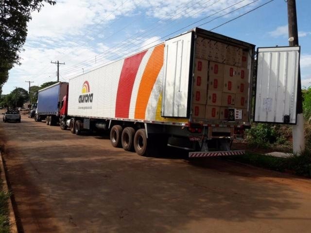 DOF apreende carreta e caminhão com 100 mil pacotes de cigarro contrabandeado Caminhão e carreta lotados de cigarro contrabandeado (Foto: Divulgação)