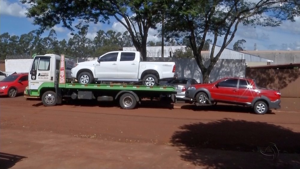 DOF recupera dois carros roubados disfarçados em caminhão guincho Veículos recuperados pelo DOF (Foto: Reprodução)